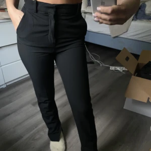 Zara kostymbyxor  - Kostymbyxor från zara storlek s, med slit nere 