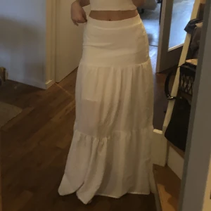 Lång kjol - Långkjol/maxikjol, köpt på Sellpy men vet tyvärr inte vad varumärket heter. Märkt XS men passar även mig som har S. Det Finns en defekt på sidan av kjolen, dragkedjan går inte att dra upp hela vägen. Ca 1 cm kvar. Annars fint skick. Jag är 165 cm lång. 