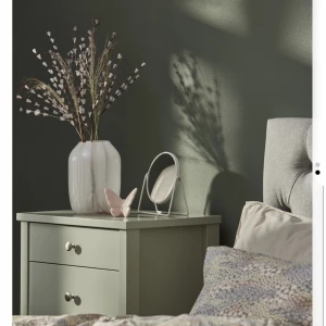 Superfin byrå  - Byrå 5 lådor, B 53, D41, H 106 cm Byrån är i lackerad mdf med knoppar i metall Märkt med FSC® Ingår i en serie Finns i flera utföranden Lättskött lackerad yta Byrån har gott om plats för praktiskt förvaring i de fem lådorna