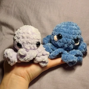 Handgjord  - Den lite mindre är 80kr och den större är 100kr. ❤️🐙 kan göras i olika färger :)