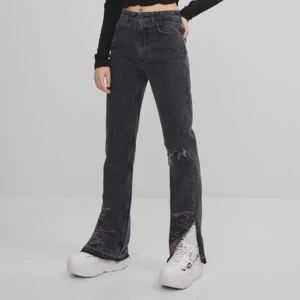 Hello kitty x Bershka - Säljer mina hello kitty jeans, så coola och snygg passform. Inga tecken på användning. Avklippta för att någon som är 160 ungefär. Små i storlek. Fler bilder privat💕