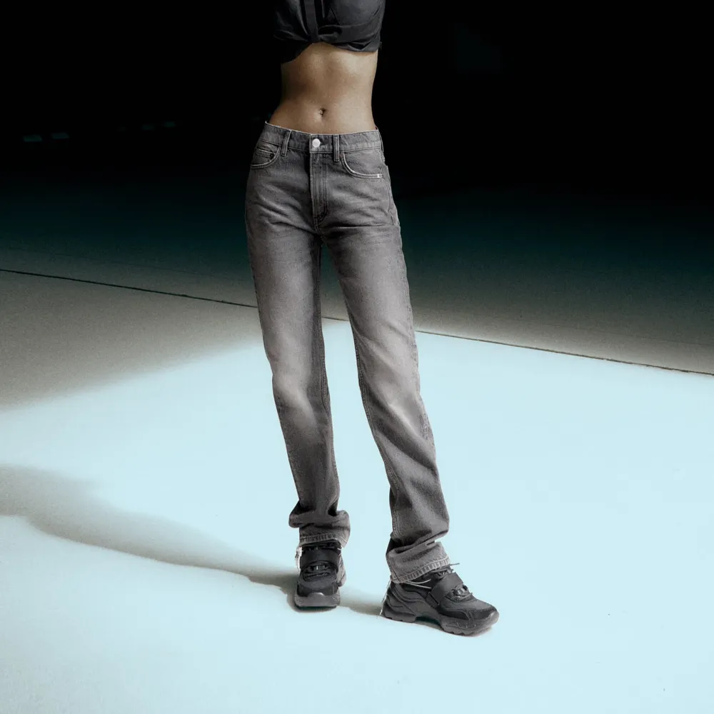 ❌lånade bilder❌ Mid rise jeans från zara 🫶🏼🫶🏼 nypris 399 säljer för 130 🥰 aldrig använda, prislappen är kvar 🙏🏼. Jeans & Byxor.