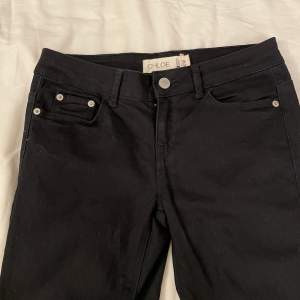 Lågmidjade CHLOE jeans från Gina Tricot, har tyvärr inga bilder när jag testar det då det är väldigt små för mig🥰Det står att det är storlek 24 skulle säga det är en xs💕