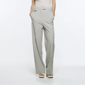 GRÅA KOSTYMBYXOR  - Helt nya kostymbyxor från zara. I en jätte fin grå färg med väääldigt långa ben 