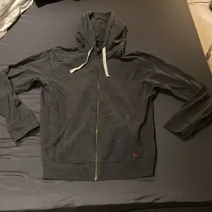 Säljer nu min fina polo hoodie som tyvärr blivit för liten, storlek M. Passar S köpt på Room 1006 för dryga 1200kr mitt pris 500 då jag bara vill bli av med den.