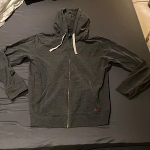 Polo Ralph lauren hoodie - Säljer nu min fina polo hoodie som tyvärr blivit för liten, storlek M. Passar S köpt på Room 1006 för dryga 1200kr mitt pris 500 då jag bara vill bli av med den.