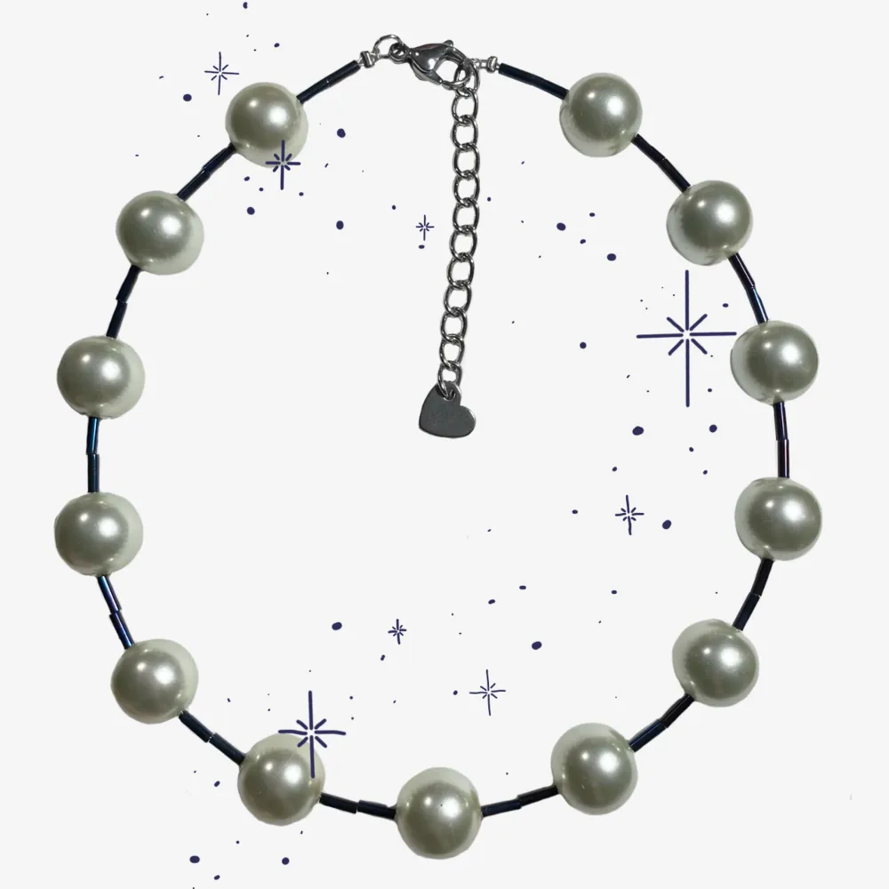Handgjort halsband av glaspärlor, reglerbar längd 37-42cm Kika in @flyingladybugz på instagram för mer halsband samt custom made smycken❤️🐞 GRATIS FRAKT💗. Accessoarer.
