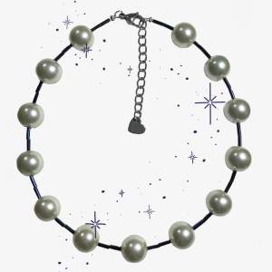 Handgjort halsband av glaspärlor, reglerbar längd 37-42cm Kika in @flyingladybugz på instagram för mer halsband samt custom made smycken❤️🐞 GRATIS FRAKT💗