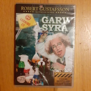 Garva Syra - Robert Gustavssons humorfilm. Nyskick och plasten sitter kvar 🌸 Frakt: 43kr