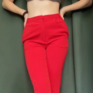 Röda kostymbyxor  - Röda kostymbyxor som är croppade vid nedre delen på vaderna.