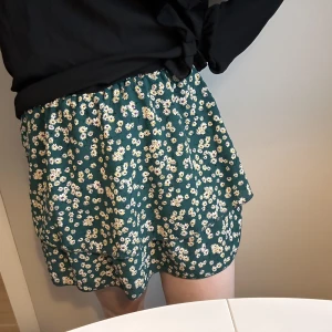 Kjol - Grönblommig kjol i luftigt material💚