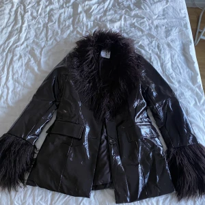 brun fuskpälsjacka  - brun fuskpälsjacka från collusion i storlek 38, skulle passa som 36 också. två fickor och två knappar att stänga jackan. org. pris 679kr. köparen står för frakt. 💗