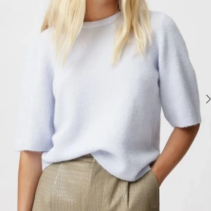 Kortärmad stickad tröja från Gestuz i storlek xs - Ljusblå kortärmad stickad tröja från Gestuz i storlek xs. Knappt använd 