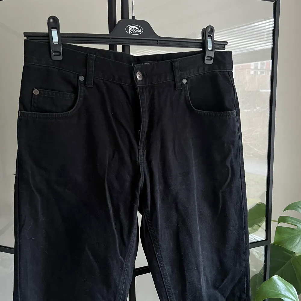 Svarta lågmidjade jeans från Human Scales i storlek 31/32. Jeansen är köpta second men är i bra skick. Passar S/M. Jeans & Byxor.