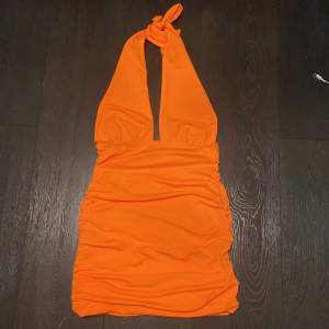 Orange kläning väldeig fin, den är öppen i ryggen🧡