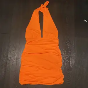 Orange kläning väldeig fin, den är öppen i ryggen🧡