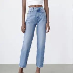 Mom jeans från Zara. Aldrig använda då dom är för småa! Nypris 300 