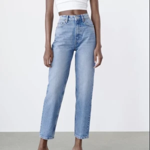 Jeans - Mom jeans från Zara. Aldrig använda då dom är för småa! Nypris 300 