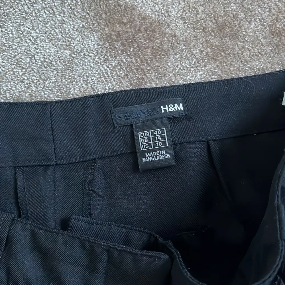 Raka kostymbyxor från H&M i storlek 40, sitter snyggt baggy på mig som har storlek 36/38. Frakt tillkommer!. Jeans & Byxor.