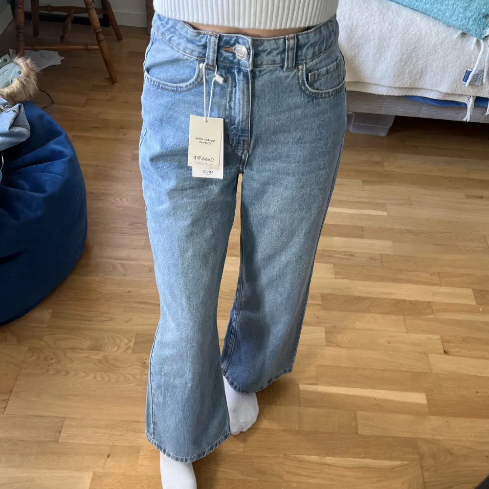 Helt nya jeans från Mango, storlek 152cm (jag är 163 cm för referens). Säljer då de inte passar mig, aldrig använda. Köp direkt för 250kr (ord. Pris 299kr), eller lägg ett bud 💞Köparen står för frakt ☺️. Jeans & Byxor.