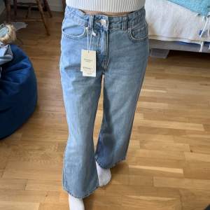 Helt nya jeans från Mango, storlek 152cm (jag är 163 cm för referens). Säljer då de inte passar mig, aldrig använda. Köp direkt för 250kr (ord. Pris 299kr), eller lägg ett bud 💞Köparen står för frakt ☺️