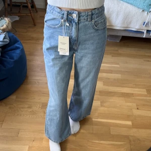 Helt nya jeans från Mango  - Helt nya jeans från Mango, storlek 152cm (jag är 163 cm för referens). Säljer då de inte passar mig, aldrig använda. Köp direkt för 250kr (ord. Pris 299kr), eller lägg ett bud 💞Köparen står för frakt ☺️