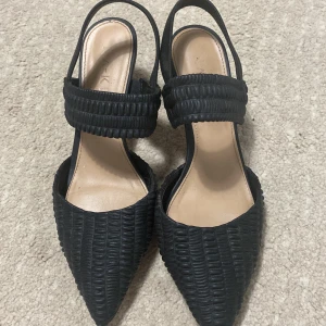 NA-KD klackskor  - Jag läste en gång att fin skor tar dig fina platser. Det har jag upplevt med dessa skor. Använder de knappt nuförtiden därför säljer jag dem. 