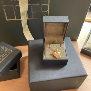 Tuvstarr’s heart necklace❤️ - Jag fick detta halsband från Maria Nilsdotter i julklapp men har inte använt det något, trots att det är superfint, eftersom jag egentligen ville ha ett annat. Nu är bytesrätten utgången därför säljer jag det här.❤️