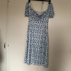 Blommig klänning - Klänning från Shein, formad vid brösten, stl M