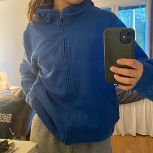 Blå zip up hoodie - Jättefin blå zip up kofta💓💓💓