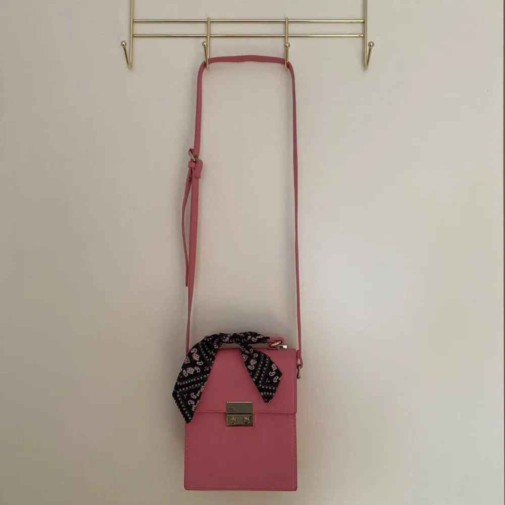 Rosa Zara väska som kan både bäras som handväska och crosbody . Väskor.
