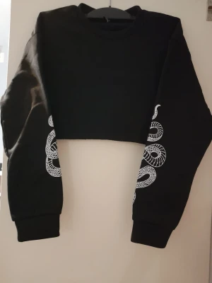 Toppar/tröja  - Ny tröja, har inte använts förut... Orm händer o svart ✨