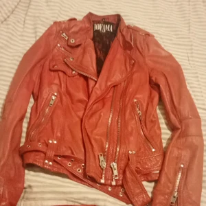 Röd skinnjacka Kenza - Röd skinnjacka från Kenza st 38.. Bra/fint skick.. Ny pris 3999:-