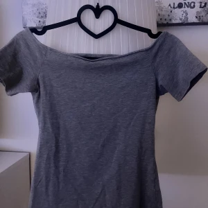 off shoulder topp - Grå jätte söt off-shoulder topp i storlek S! Nypris: Vet ej