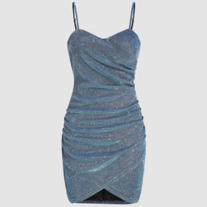 Klänning  - En jättefin klänning från Cider. Säljer då jag fick en liknande som passar mig bättre. Den är helt oanvänd och i perfekt skick, dock glittrar den av sig lite. Massar bra för mig som är 170cm och väger 60kg kan passa  om man är lite mindre. Nypris: 350kr