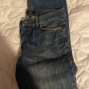 Säljer dessa jeans eftersom de inte kommer till användning Passar M