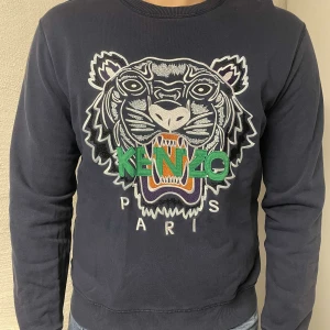 Kenzo sweatshirt - Kenzo sweatshirt som är i bra skick!Storlek M. Pris 349. Skriv privat vid intresse!⭐️