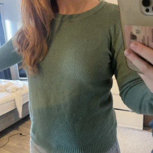 Grön stickad tröja - Jättefin, skön och varm grön stickad tröja. Perfekt nu under vintern.
