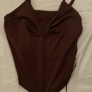 Brunt topp linne - Ett brunt tunnare linne från BikBok i storlek XS