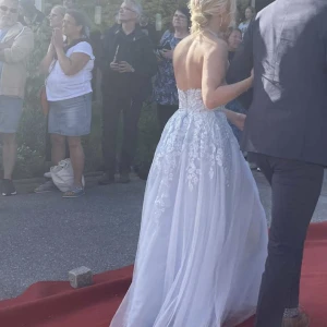 Balklänning - Säljer min fina balklänning i den finaste blåa färgen Måtten finns på sista bilden. Jag har stl xs/s.  Köptes för ca 1 år sen och endast använd en dag på min bal, inga tecken på användning. Nypris över 2300, säljer för 1600. Skriv för fler bilder💙💙