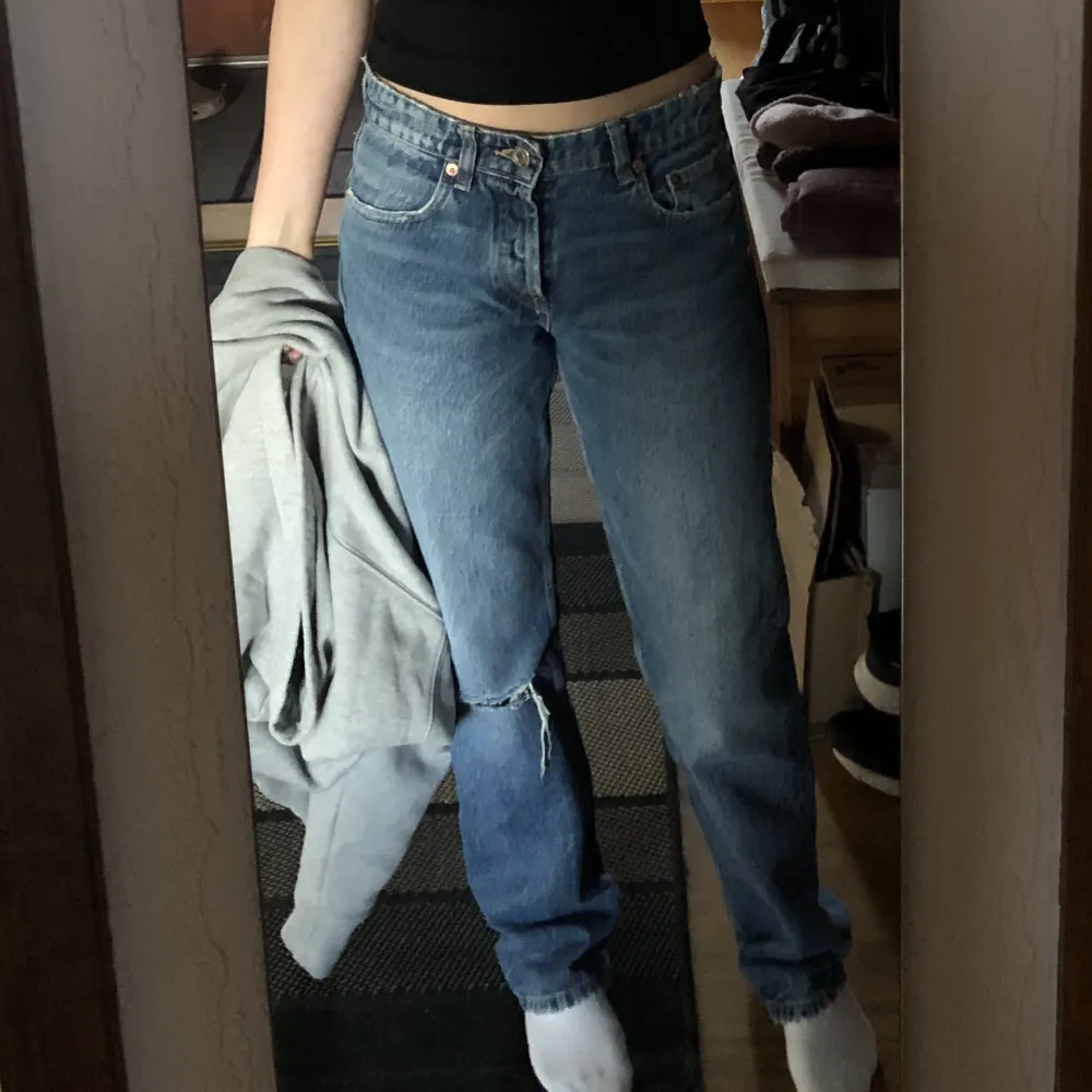 Säljer dessa blåa jeans från Zara. Medelhög midja, storlek 36 men skulle säga att dom är lite stora i storleken så passar nog 38 också😇😇150kr +frakt  skriv för fler bilder. Jeans & Byxor.