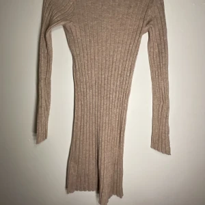Klänning  - Beige klänning väldigt mjuk i tyget och sitter tajt 