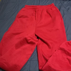 Helt nya röda mjukis - Storlek xs men passar folk med S också. Byxan är i färgen röd. Köpte den för 200 men säljer för 80kr