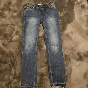 Säljer mina lågmidjade jeans i storlek 150 men har gjort de lite längre, de är i bra skick❤️