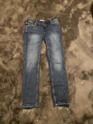 Lågmidjade jeans❤️ - Säljer mina lågmidjade jeans i storlek 150 men har gjort de lite längre, de är i bra skick❤️