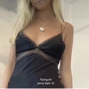 Zara topp - Så,så,så snygg topp från zara, har nitar och är aldrig använd! Säljes då den inte riktigt är min stil, lappen kvar. Helt slutsåld på hemsidan, nypris 700, säljes för 350+frakt ❤️storlek L men passar mig med s/m