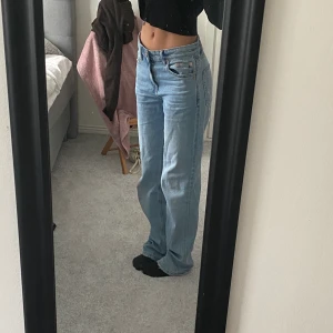 Lågmidjade baggy jeans - Säljer mina snygga baggy jeans som är i fint skick. Nypris 379kr💗 jag är 164cm