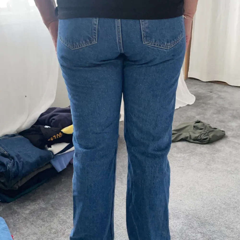 Weekday jeans i storleken 29/32 i modellen rowe. Dom är sne knäppta i midjan hör av er för fler bilder.. Jeans & Byxor.