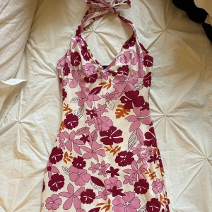 Floral White Dress - super cute white floral dress, size XS good condition 
