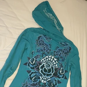 Ed hardy zip hoodie - Zip up hoodie från Ed Hardy med riktig y2k vibe med klassiskt Ed Hardy tryck 